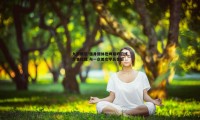 九游娱乐-强身健体詹姆斯昨日练习普拉提 与一众美女学员合影